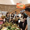 Các siêu thị đảm bảo việc cung ứng hàng hóa thiết yếu, phục vụ mua sắm. (Ảnh: PV/Vietnnam+)