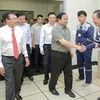 Thủ tướng Phạm Minh Chính thăm hỏi người lao động Nhà máy nhiệt điện Sông Hậu 1. (Ảnh: PV/Vietnam+)