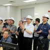 Tổng Giám đốc Lê Mạnh Hùng kiểm tra hệ thống điện dự phòng Nhà máy Nhiệt điện Thái Bình 2. (Ảnh: PV/Vietnam+)