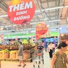 Việc tăng tiện ích trong các dịch vụ mua sắm đã tạo lợi thế trong việc thu hút khách hàng. (Ảnh: PV/Vietnam+)