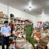 Lực lượng liên ngành kiểm tra hàng hóa có dấu hiệu vi phạm trên địa bàn tỉnh Tuyên Quang. (Ảnh: PV/Vietnam+)
