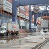 Vận chuyển hàng hóa qua cảng Cái Lân. (Ảnh: TTXVN/Vietnam+)