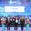 Phó Tổng Giám đốc Võ Quang Lâm đại diện cho EVN nhận giải thưởng tại buổi lễ. (Ảnh: PV/Vietnam+)