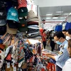 Lực lượng Quản lý thị trường kiểm tra hàng hóa tại một kiốt của Trung tâm mua sắm Sài Gòn Square. (Ảnh: PV/Vietnam+)