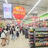 Người tiêu dùng mua sắm hàng hóa tại siêu thị. (Ảnh: PV/Vietnam+)