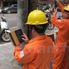 Nhân viên EVN áp dụng công nghệ trong việc ghi chỉ số côngtơ điện. (Ảnh: Xuân Quảng/Vietnam+)