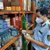 Lực lượng Quản lý thị trường kiểm tra một cửa hàng kinh doanh phụ tùng xe máy tại chợ Tân Thành, phường 12, quận 5, Thành phố Hồ Chí Minh. (Ảnh: PV/Vietnam+)