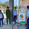 Lực lượng Quản lý thị trường kiểm tra việc bán hàng tại một số cửa hàng kinh doanh xăng dầu. (Ảnh: PV/Vietnam+)