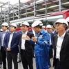 Bộ trưởng Nguyễn Hồng Diên nghe lãnh đạo Nhà máy lọc hóa dầu Nghi Sơn báo cáo, chậm nhất đến đến sáng 15/1 sẽ khắc phục xong sự cố. (Ảnh: PV/Vietnam+)