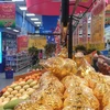 Người dân mua sắm hàng Tết tại siêu thị. (Ảnh: Đức Duy/Vietnam+))