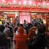 Người dân xếp hàng mua vàng trên phố Nhân Tông Tông, Hà Nội để mua vàng ngày vía Thần Tài. (Ảnh: Minh Hiếu/Vietnam+)