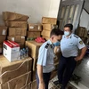 Lực lượng Quản lý thị trường Thành phố Hồ Chí Minh kiểm tra cơ sở kinh doanh nước hoa, mỹ phẩm tại quận Gò Vấp. (Ảnh: PV/Vietnam+)