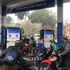 Người dân mua xăng tại cửa hàng của Petrolimex. (Ảnh: Đức Duy/Vietnam+)