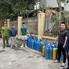 Lực lượng chức năng thu giữ hàng chục bình khí cười trên địa bàn huyện Gia Lâm. (Ảnh: PV/Vietnam+)