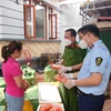 Lực lượng liên ngành cùa Hà Nội kiểm tra lô thực phẩm có dấu hiệu vi phạm. (Ảnh: PV/Vietnam+)