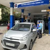 Nhân viên Petrolimex bán xăng cho khách hàng. (Ảnh: Đức Duy/Vietnam+)