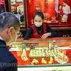 Khách hàng giao dịch vàng tại thị trường Hà Nội. (Ảnh: PV/Vietnam+)