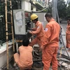 Nhân viên EVNHANOI kiểm tra vận hành thiết bị điện. (Ảnh: Xuân Quảng/Vietnam+)