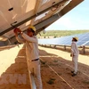 Kỹ sư bảo trì hệ thống điện năng lượng Mặt Trời. (Ảnh: TTXVN)