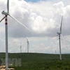 Những cột điện gió tại địa bàn huyện Bắc Bình. (Ảnh: Nguyễn Thanh/TTXVN)