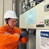 Nhân viên EVNHANOI thao tác lắp đặt hệ thống điều khiển từ xa tại Trạm biến áp để vận hành lưới điện. (Ảnh: evnhanoi)