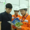 Nhân viên EVN Hà Nội tuyên truyền khách hàng các giải pháp tiết kiệm điện. (Ảnh: Đức Duy/Vietnam+)
