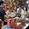 Lãnh đạo Sở Công Thương Hà Nội đi thăm các gian hàng tại hội chợ nông sản vùng miền tổ chức tại Thủ đô. (Ảnh: Đức Duy/Vietnam+)
