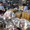 Lực lượng Quản lý thị trường Thành phố Hồ Chí Minh kiểm tra hàng hóa có dấu hiệu vi phạm. (Ảnh: Đức Duy/Vietnam+)