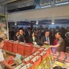Phó Thủ tướng Chính phủ Trần Lưu Quang thăm quan các gian hàng của doanh nghiệp Việt Nam tham dự hội chợ xuất nhập khẩu Côn Minh lần thứ 27. (Ảnh: Đức Duy/Vietnam+)