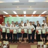 Các đại biểu chụp ảnh lưu niệm cùng đại diện các Ban/Văn phòng Tập đoàn đạt giải. (Ảnh: PV/Vietnam+)