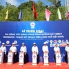 Các đại biểu thực hiện nghi thức khởi công xây dựng công trình đường dây 500kV Monsoon-Thạnh Mỹ (Đoạn trên lãnh thổ Việt Nam). (Ảnh: Đức Duy/Vietnam+)