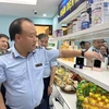 Ông Trần Hữu Linh, Tổng cục trưởng Tổng cục Quản lý Thị trường hướng dẫn cách nhận biết nhãn hiệu được bảo hộ tại Việt Nam. (Ảnh: Xuân Quảng/Vietnam+)