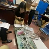 Lực lượng chức năng đang kiểm tra một cơ sở kinh doanh đồng hồ trên địa bàn quận Hai Bà Trưng, Hà Nội. (Ảnh: PV/Vietnam+)