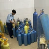 Lực lượng Quản lý Thị trường Hà Nội phát hiện một cơ sở san chiết khí N2O trái phép. (Ảnh: Đức Duy/Vietnam+)