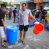Xe bồn vận chuyển nước sạch cho người dân Khu Đô Thị Thanh Hà. (Ảnh: PV/Vietnam+)