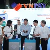 Giúp khách hàng trải nghiệm mua sắm trong sự kiện Tháng Khuyến mại Hà Nội 2023. (Ảnh: Xuân Quảng/Vietnam+)