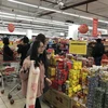 Người dân mua sắm hàng Tết tại siêu thị. (Ảnh: Đức Duy/Vietnam+)