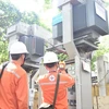 Nhân viên EVN kiểm tra vận hành các thiết bị điện. (Ảnh: PV/Vietnam+)