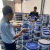 Lực lượng Quản lý Thị trường kiểm tra việc chấp hành pháp luật trong hoạt động kinh doanh hàng hóa, dịch vụ đối với Công ty Cổ phần sơn Bostik Việt Nam tại địa chỉ Xóm 2, xã Chương Dương, huyện Thường Tín, Hà Nội. (Ảnh: PV/Vietnam+)