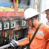 Nhân viên EVN kiểm tra vận hành các thiết bị điện. (Ảnh: PV/Vietnam+)