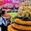 Người dân mua sắm hàng Tết tại siêu thị. (Ảnh: PV/Vietnam+)