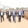 Phó Chủ tịch Ủy ban Nhân dân thành phố Hà Nội Dương Đức Tuấn cùng lãnh đạo các sở, ngành kiểm tra một số dự án giao thông trọng điểm trên địa bàn Thành phố. (Ảnh: PV/Vietnam+) 