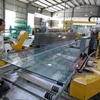 Sản xuất kính cường lực tại Công ty Cổ phần Sản xuất và Thương mại Tân Minh. (Ảnh: TTXVN)
