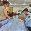 Lực lượng chức năng kiểm tra tại một cơ sở kinh doanh vàng trên địa bàn tỉnh An Giang. (Ảnh: PV/Vietnam+)