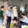 Lực lượng chức năng kiểm tra cơ sở kinh doanh gạo trên địa bàn Hà Nội. (Ảnh: PV/Vietnam+)