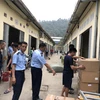 Lực lượng liên ngành tỉnh Lạng Sơn kiểm tra kho hàng tại huyện Văn Lãng. (Ảnh: PV/Vietnam+)