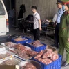 Lực lượng chức năng kiểm tra thực phẩm đông lạnh tại cơ sở thuộc quận Bắc Từ Liêm. (Ảnh: PV/Vietnam+)