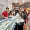 Khách hàng giao dịch vàng tại Hà Nội. (Ảnh: PV/Vietnam+)