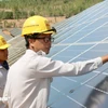 Lắp đặt điện Mặt Trời mái nhà. (Ảnh: PV/Vietnam+)