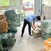 Lực lượng chức năng của Hà Nội kiểm tra thực phẩm tại hộ kinh doanh trên địa bàn huyện Thanh Oai. (Ảnh: PV/Vietnam+)
